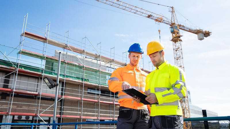 Architekt und Bauleiter auf Baustelle