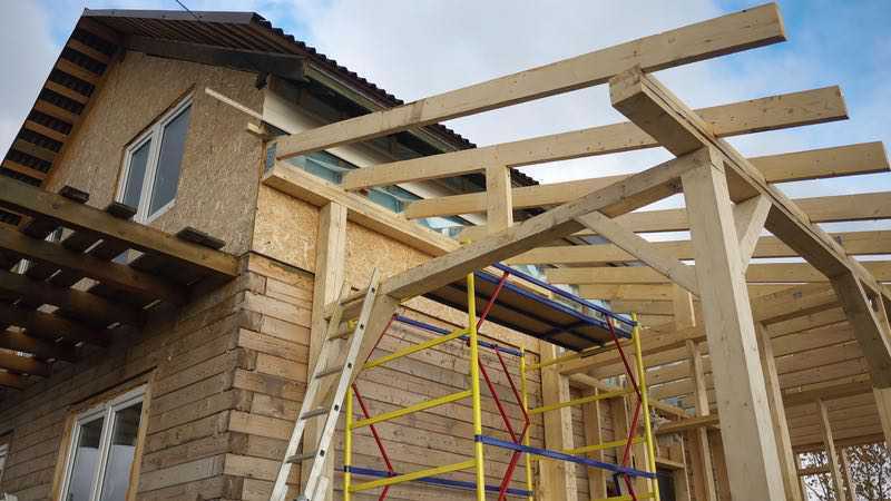 Umbau aussen Erneuerung Dachkonstruktion Vordach