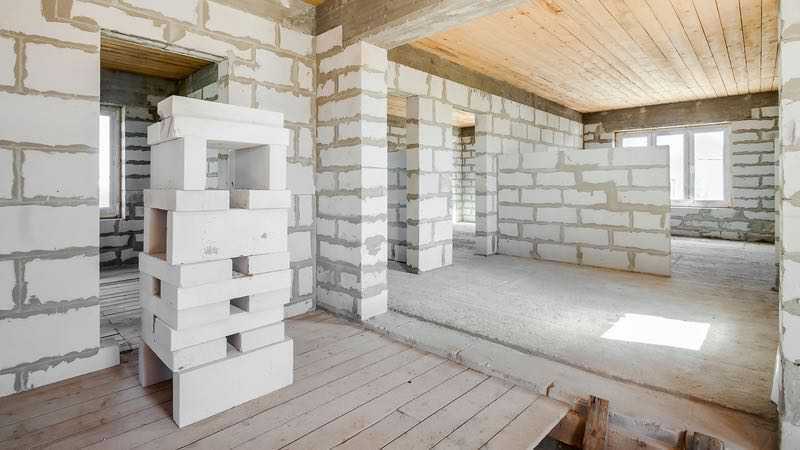 Raum mit Holzdecke und unverputzten Wänden