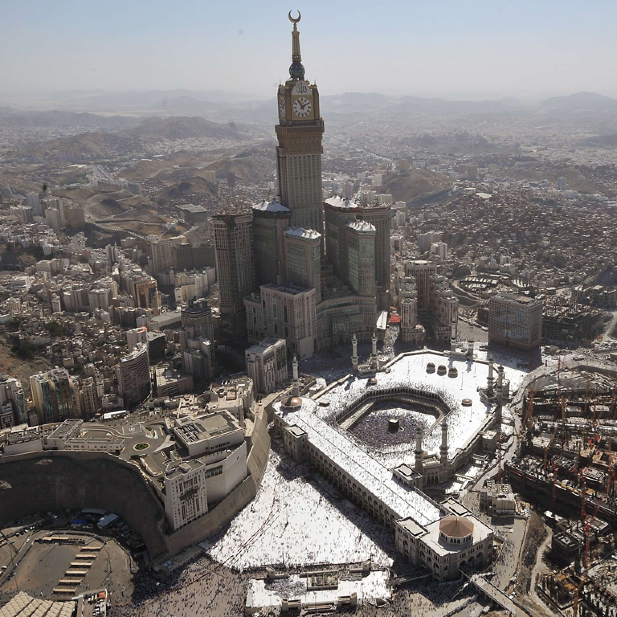  601 Meter Mecca Royal Clock Tower Hotel beherbergt 30000 nach Mekka Pilgernde. 