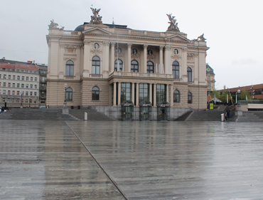 Der Sechseläuten-Platz mit Entwasserungsrinnen