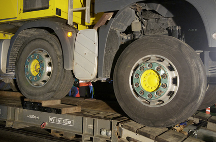 Gewusst wie: Bevor sich  der Sonderzug in Bewegung setzen konnte, um den Saugbagger hinauf zur Baustelle zu schieben, musste das fünfachsige Gefährt auf dem Waggon fixiert werden. Zur Verlängerung der Ladefläche setzten die Techniker die Auffahrrampen ein