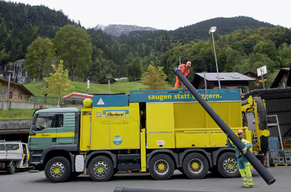 Job erledigt: Nach vier nächtlichen Einsätzen für die Wengernalpbahn wird der Saugbagger für die nächste Baustelle präpariert.(zvg)
