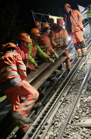 Körperliche Höchstleistung: Während der Arbeiten muss-ten die Schienen fortlaufend mit Stahlträgern unterbaut werden, denn der Zugverkehr durfte nicht zum ­Stillstand kommen.(zvg)