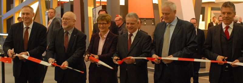 Eröffnung der Swissbau: Nationalratspräsident Ruedi Lustenberger (2. v. l.), Bauenschweiz-Präsident Hans Killer (3. v. r.), BFE-Direktor Walter Steinmann (2. v. r. ) und Messe-Basel-CEO René Kamm (ganz rechts). (Bild: Stefan Breitenmoser)