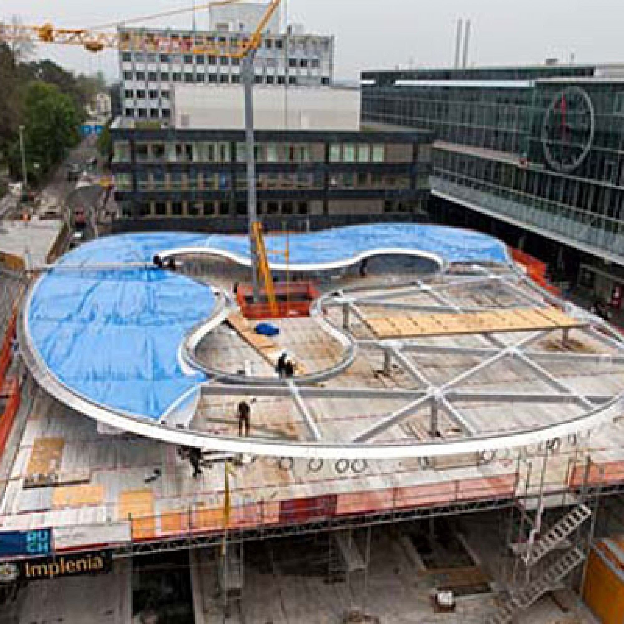 Ein Bild aus der Bauphase zeigt die Montage des Folienkissens auf der Primärkonstruktion. (Bild: pd)