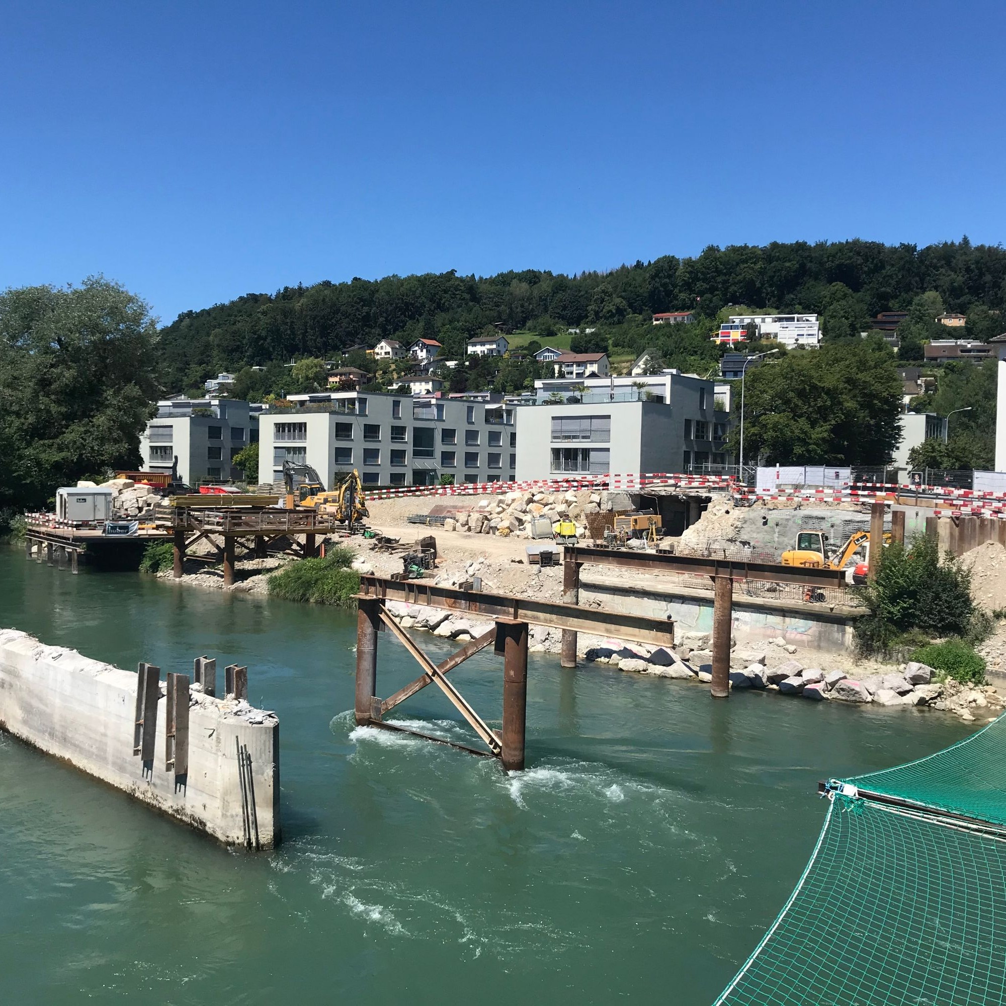 Zwei noch bestehende Pfeiler der 1946 erbauten Brücke stehen auf einer Tiefenfundation, sogenannten «Caisson». Diese können für die neuen Pfeiler wiederverwendet werden.