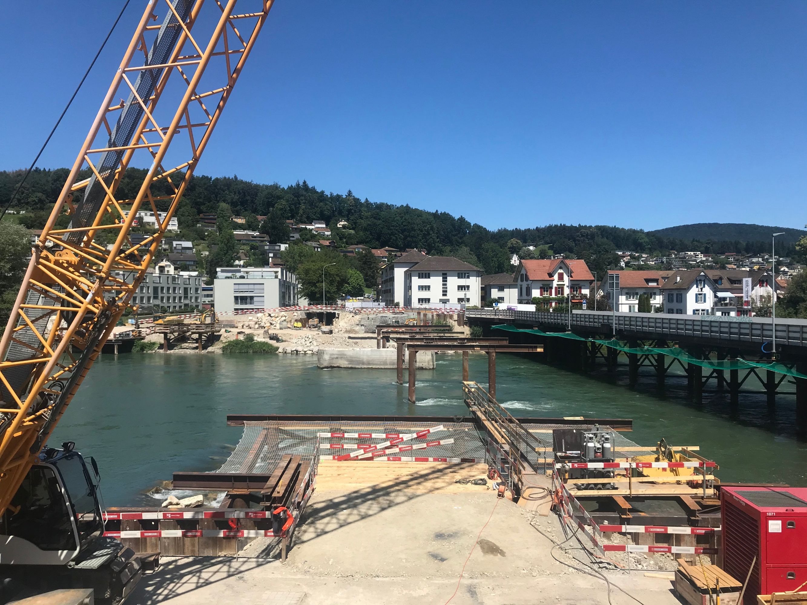 Anfang Februar wurde die Ersatzbrücke (rechts im Bild) für den Verkehr freigegeben.