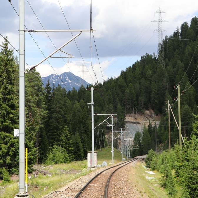 Die 60-kV-Freileitung zwischen Pradella und Bever wird durch eine 110-kV-Erdverkabelung ersetzt. 1100 Mastern werden rückgebaut.