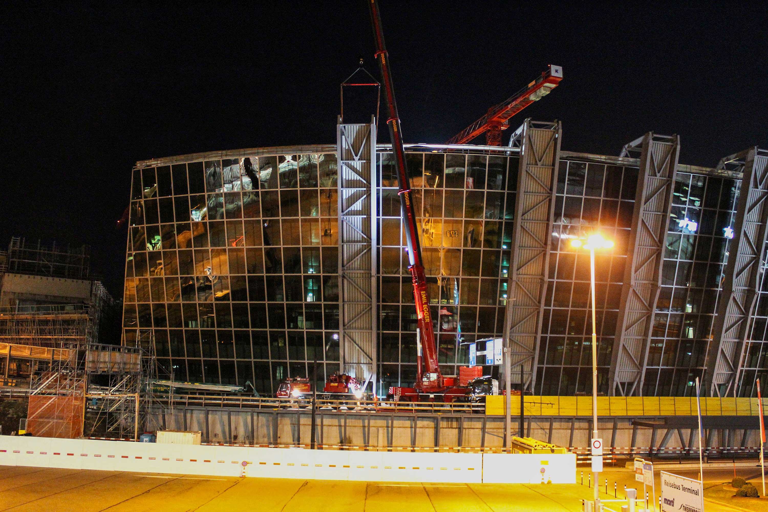 Mehrere Nächte wurde die Kantonsstrasse für den Rückbau der Schutzwand im  März 2019 gesperrt.