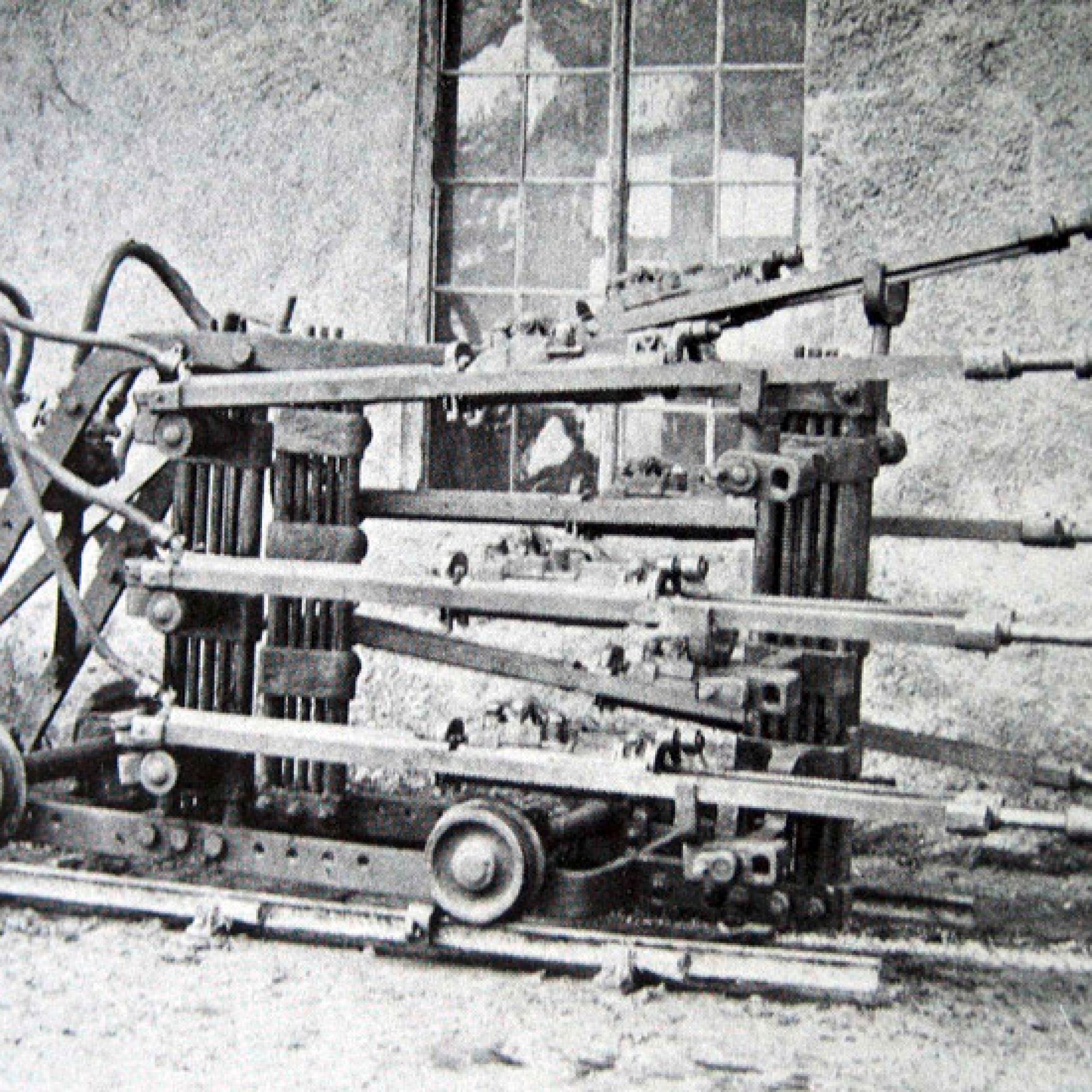 Mit solchen Druckbohrmaschinen wurde der Tunnel ausgebrochen. (Bild: wikimedia.org)