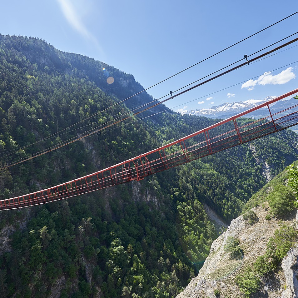 Spektakulär spannt sich die Brücke 190 Meter über die Schlucht des Flusses Navizence