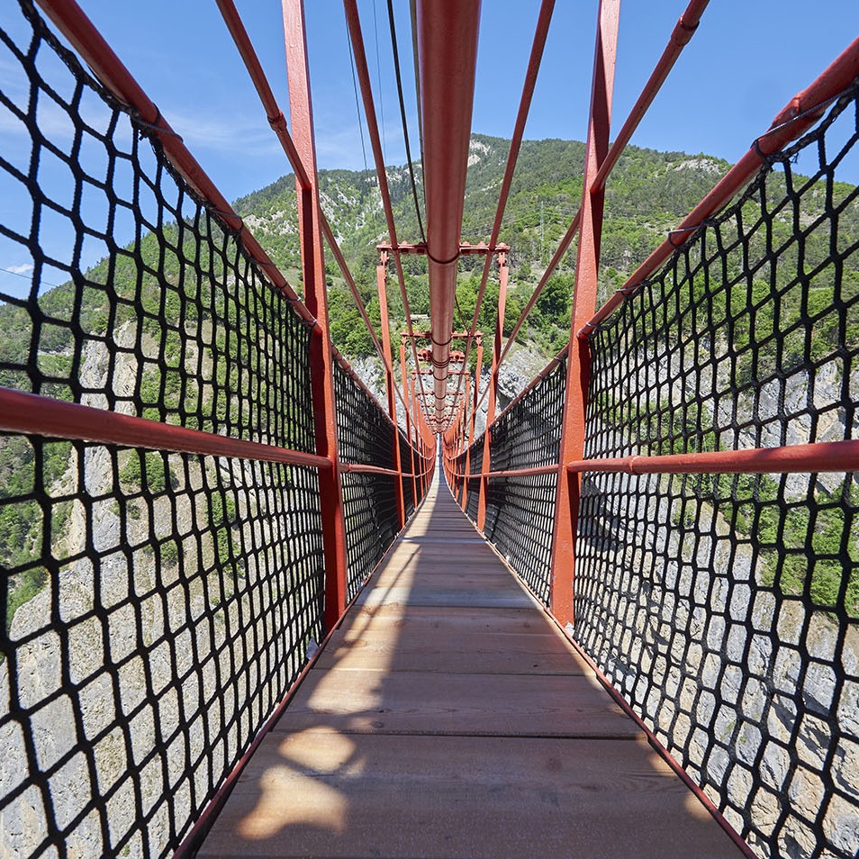 Die Form gibt ihr den Namen. Spinnenbrücke (franz. Pont de l’Araignée) wird sie auch genannt.