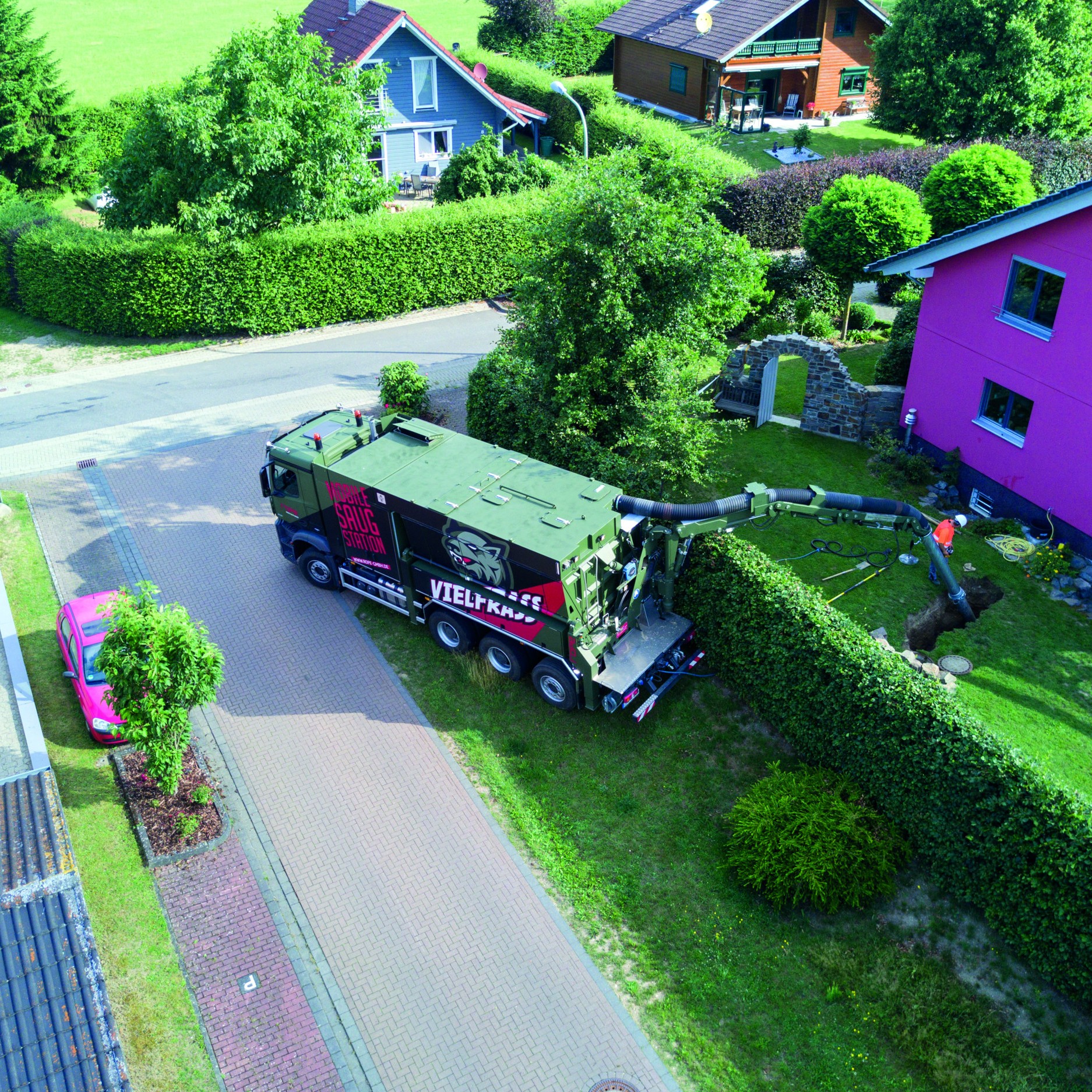 Saugbagger bei Erdaushub in einem Garten