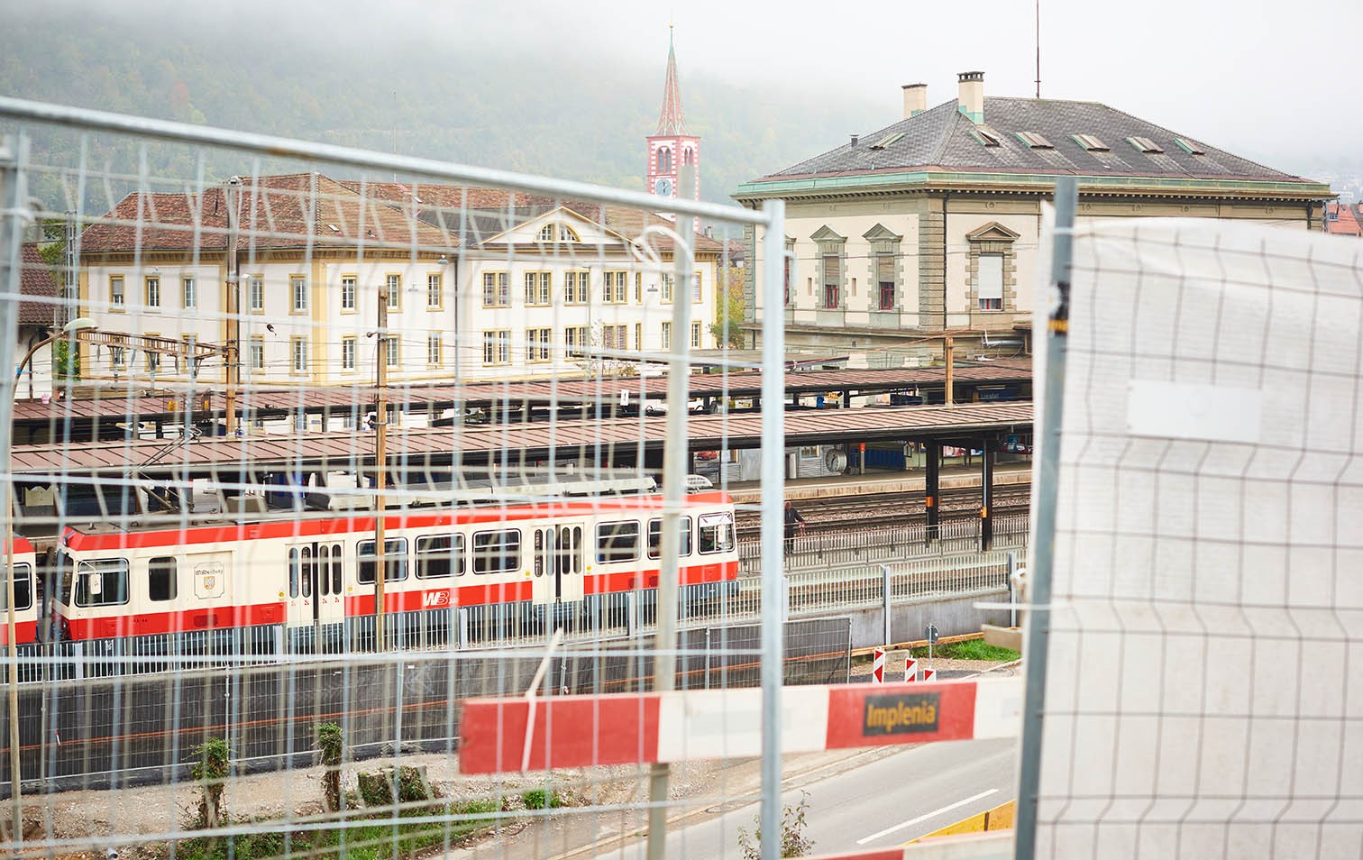 Zug der Waldenburgerbahn im Bahnhof Liestal