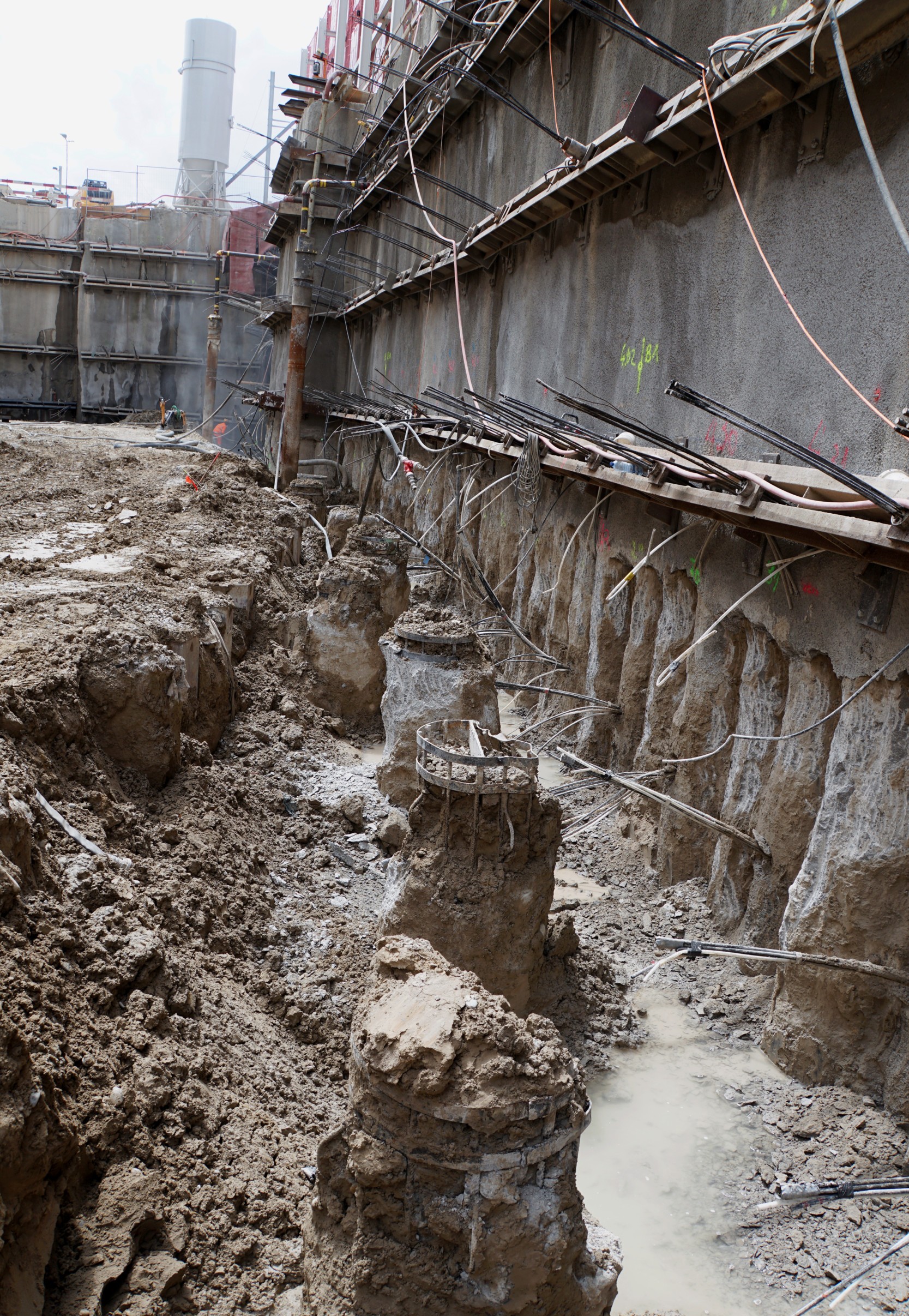 Fundationspfähle auf Baustelle zum Franklinturm