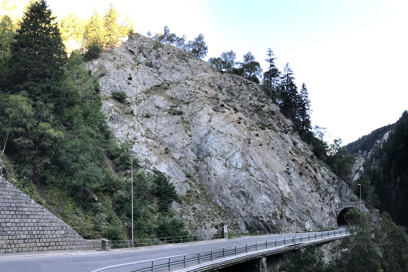 Felsblöcke bei Brücke Val da Rein