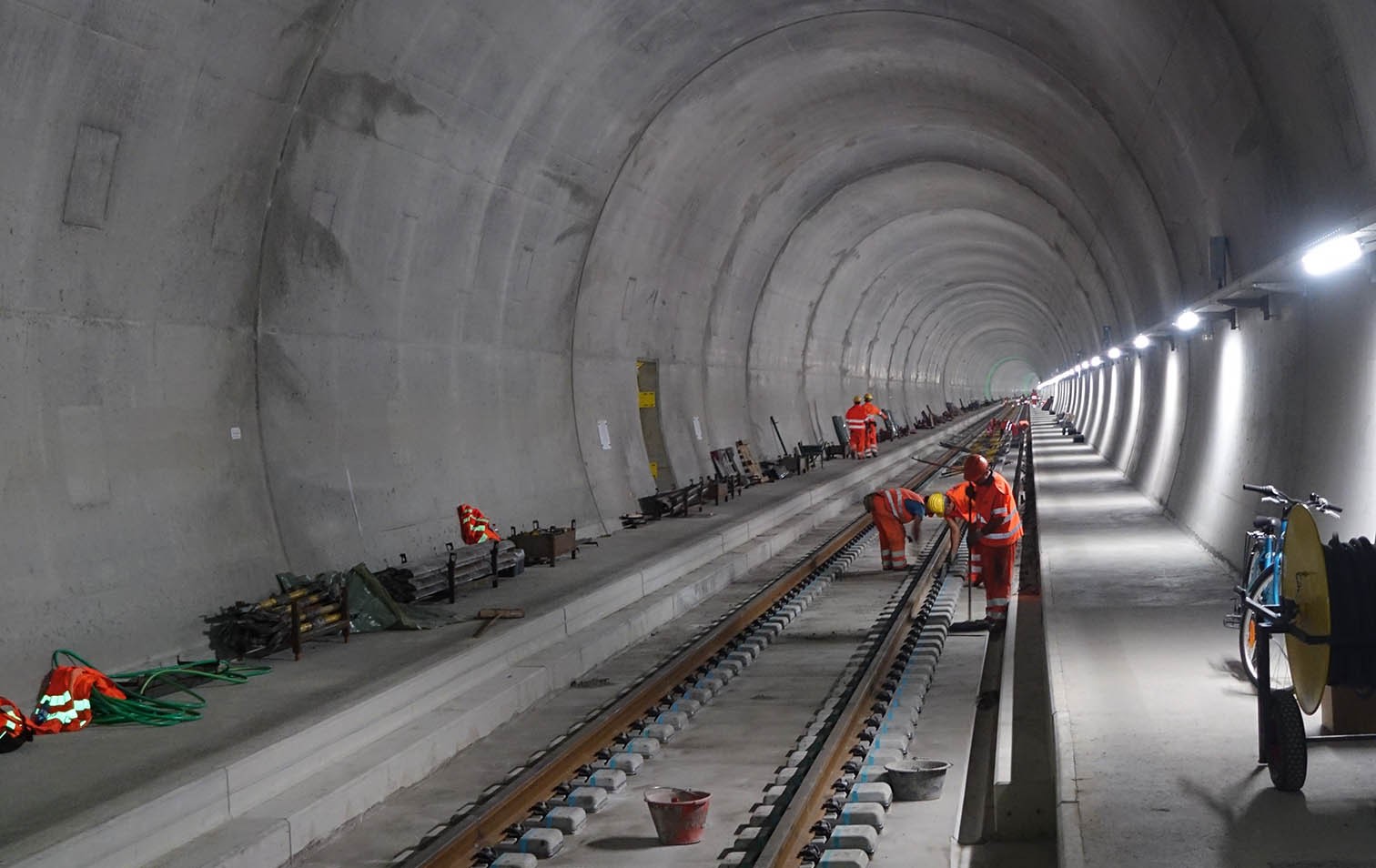 Einbau der Bahntechnik im Ceneri-Basistunnel 2017