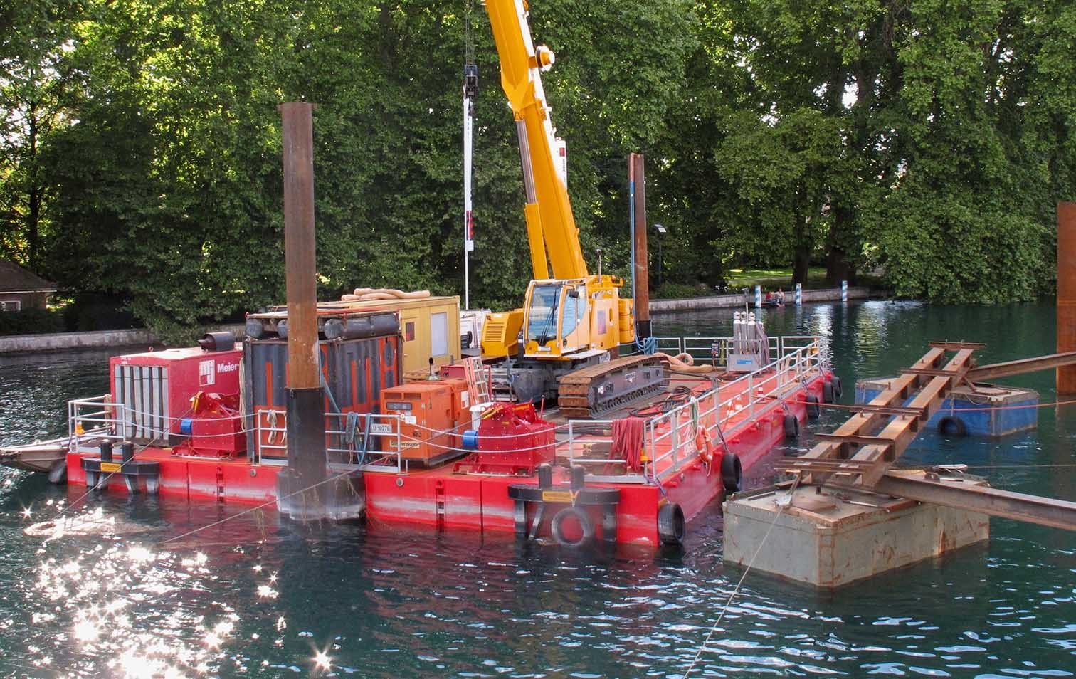 Pfähle werden ins Flussbett der Limmat gerammt