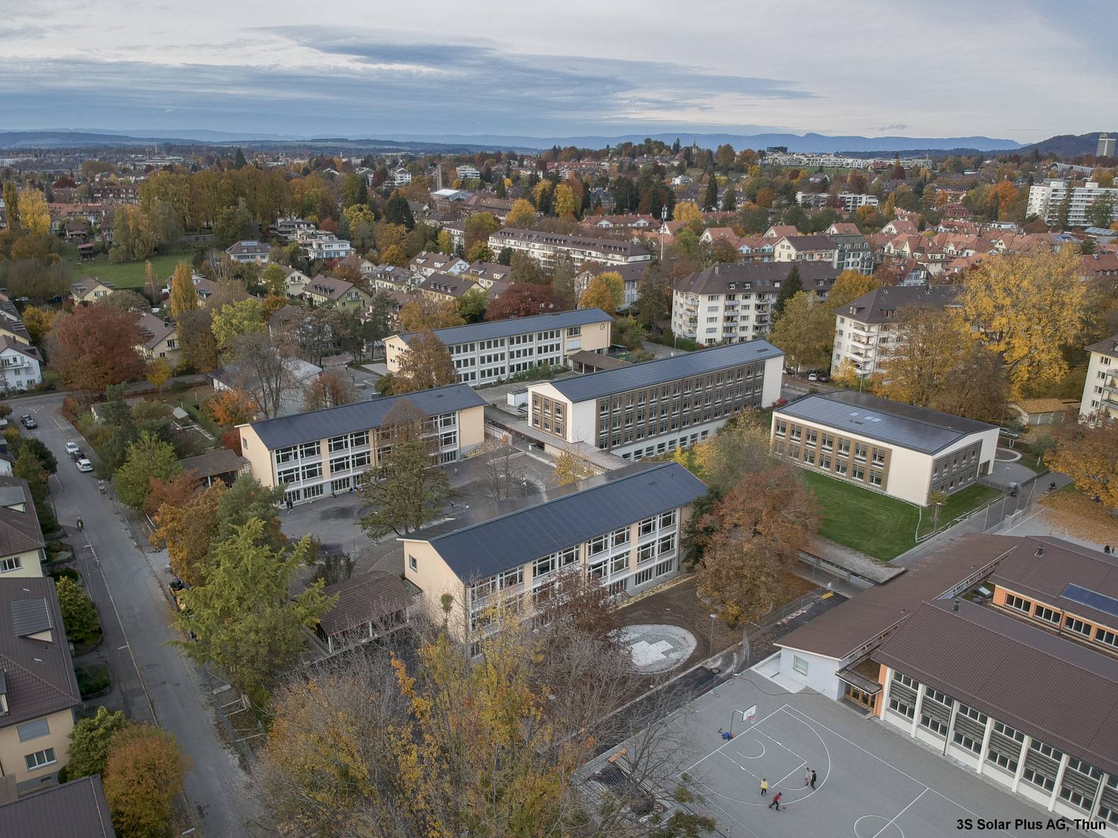 Luftaufnahme der Volksschule Manuel