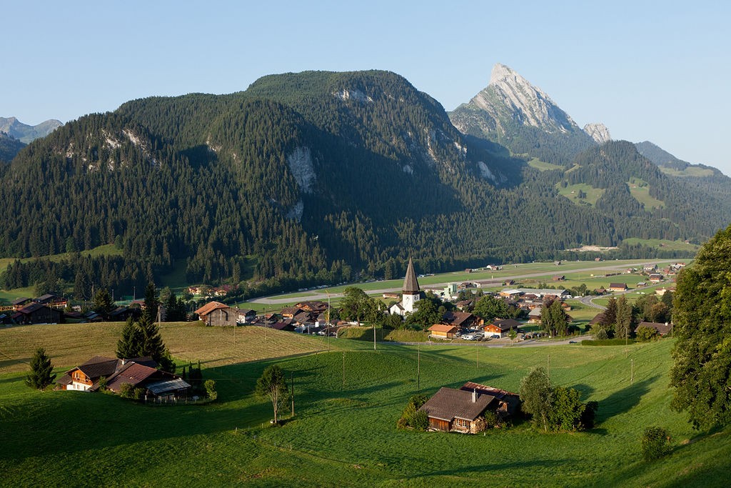 Blick auf die Gemeinde Saanen in Bern