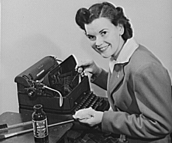 Frau an einer Schreibmaschine