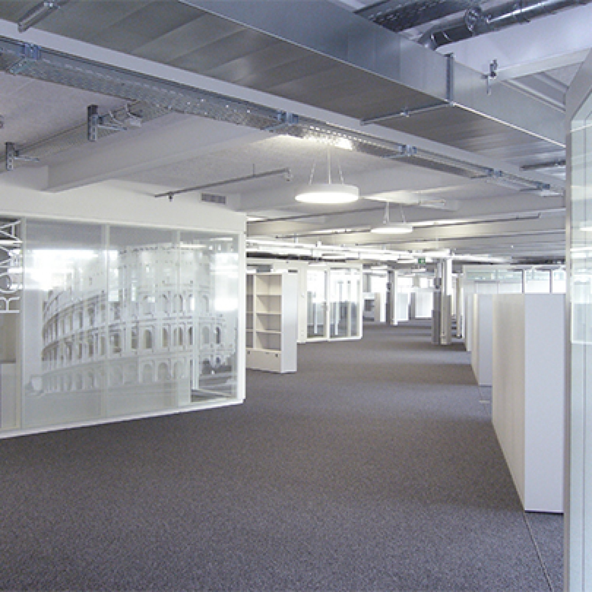 Die flexibel nutzbaren Grossflächenbüros wurden durch verglaste Büroboxen ergänzt. (Bild: zvg)