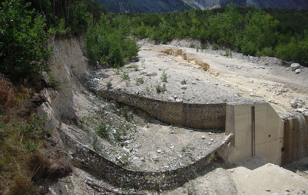 Gefüllte Schutznetze im Illgraben