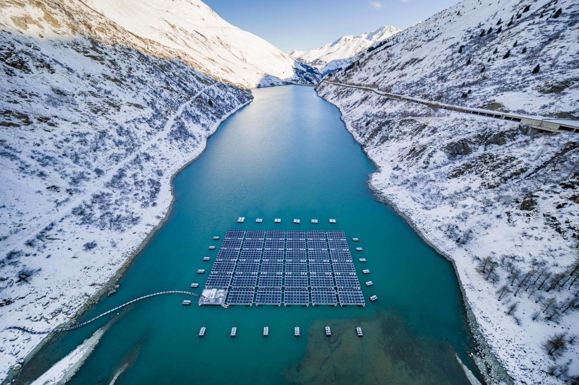 Solarkraftwerk auf dem Stausee Lac des Toules im Wallis