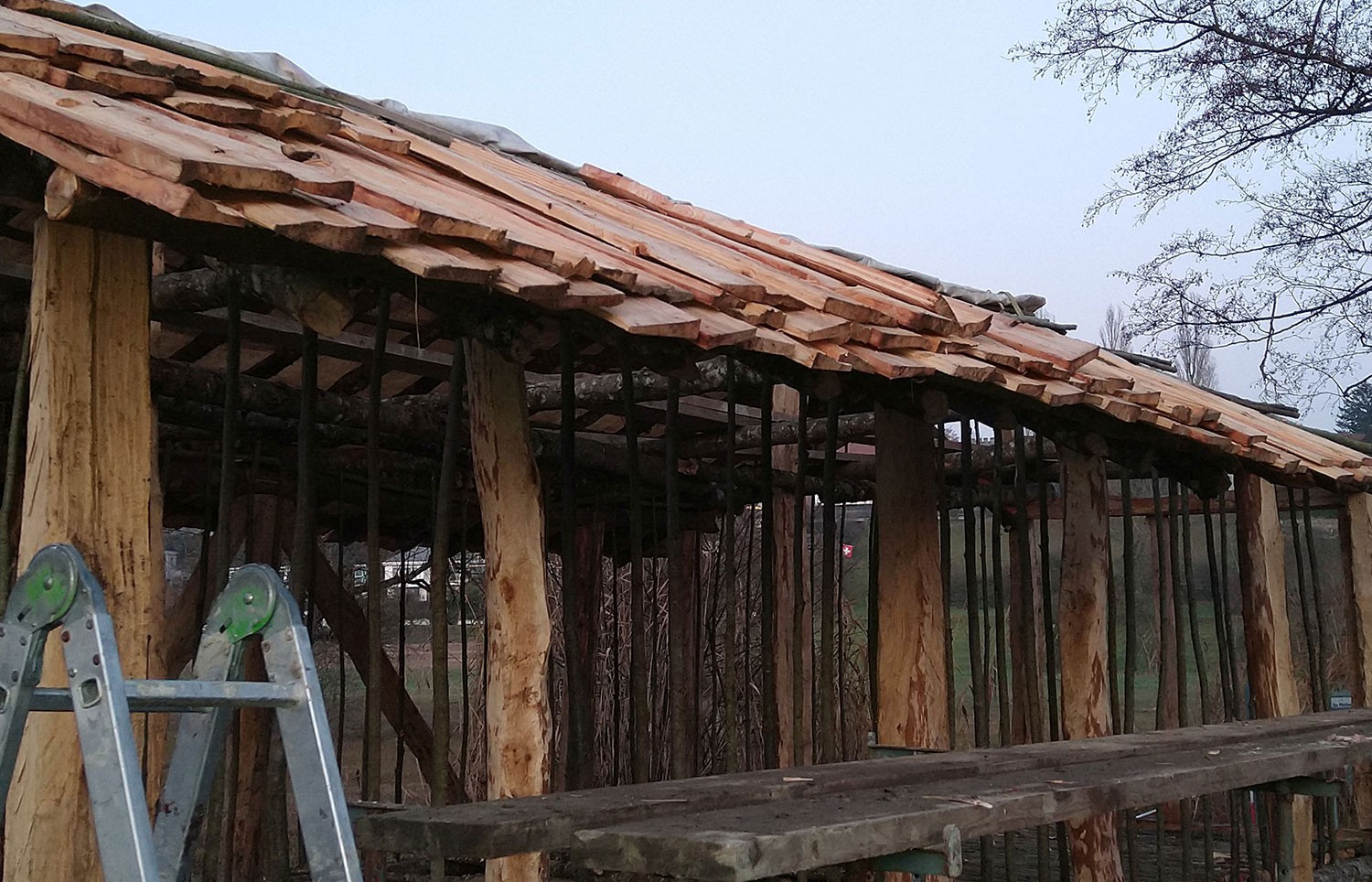 Holzschindeldach Pfahlbauhaus bei Seengen