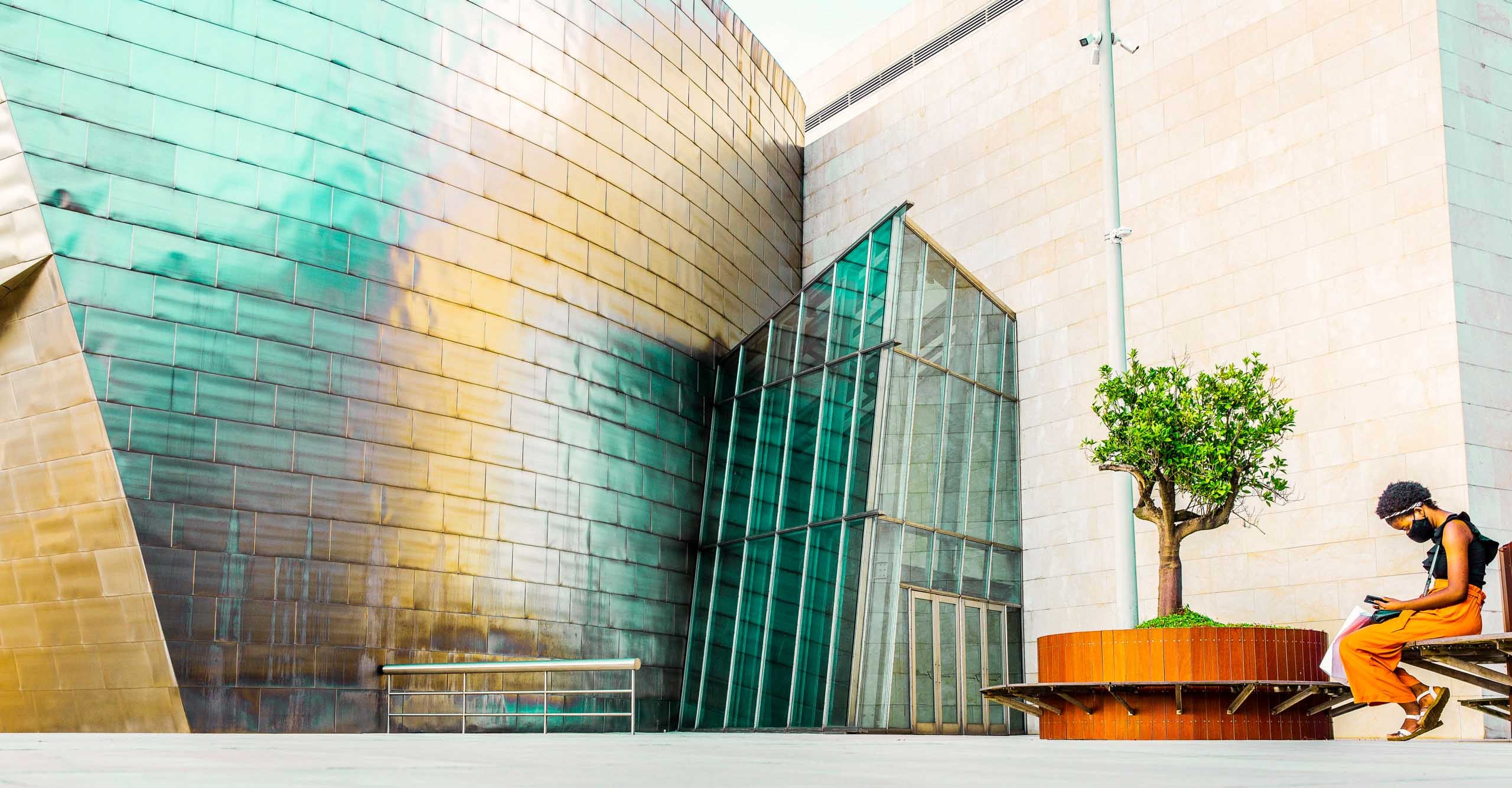 Frau vor dem Guggenheim-Museum in Bilbao