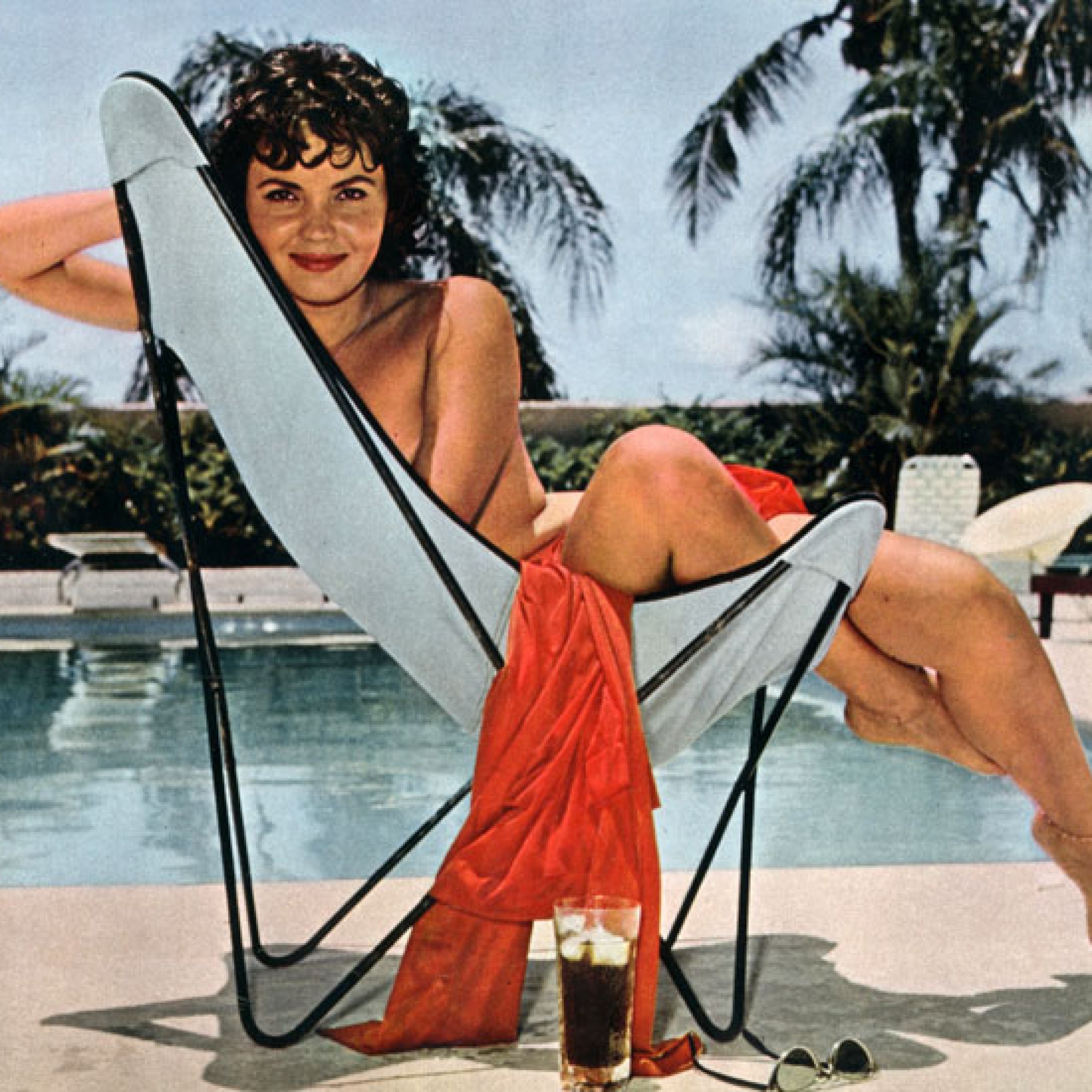 “Bunny’s Honey’s” auf B.K.F Hardoy Butterfly Chair von 1938, Jorge Ferrari-Hardoy, Designer: Grupo Austral, Playboy, Dezember 1958. (Playboy Enterprises International, Inc.)  