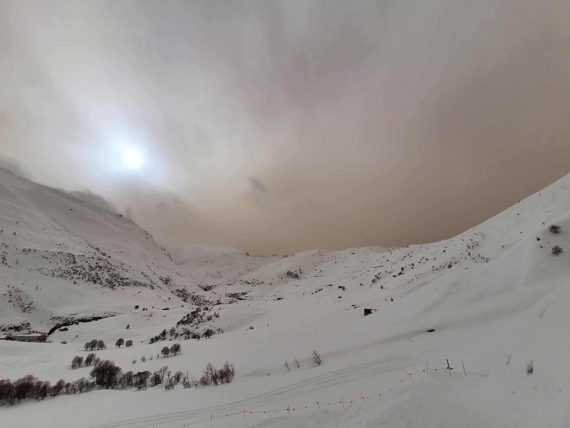 Saharastaub in Realp in Richtung Witerenwassertal