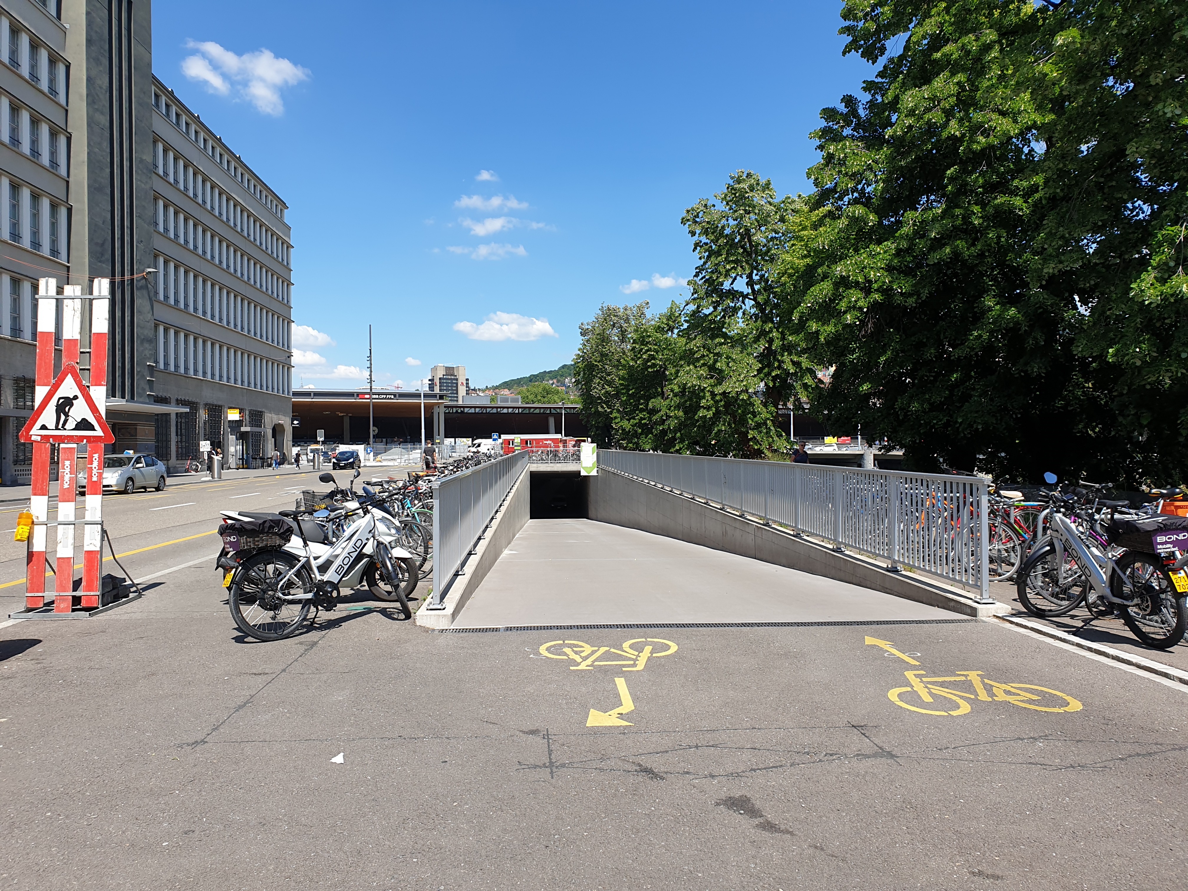 Abgang zur Velostation Sihlpost