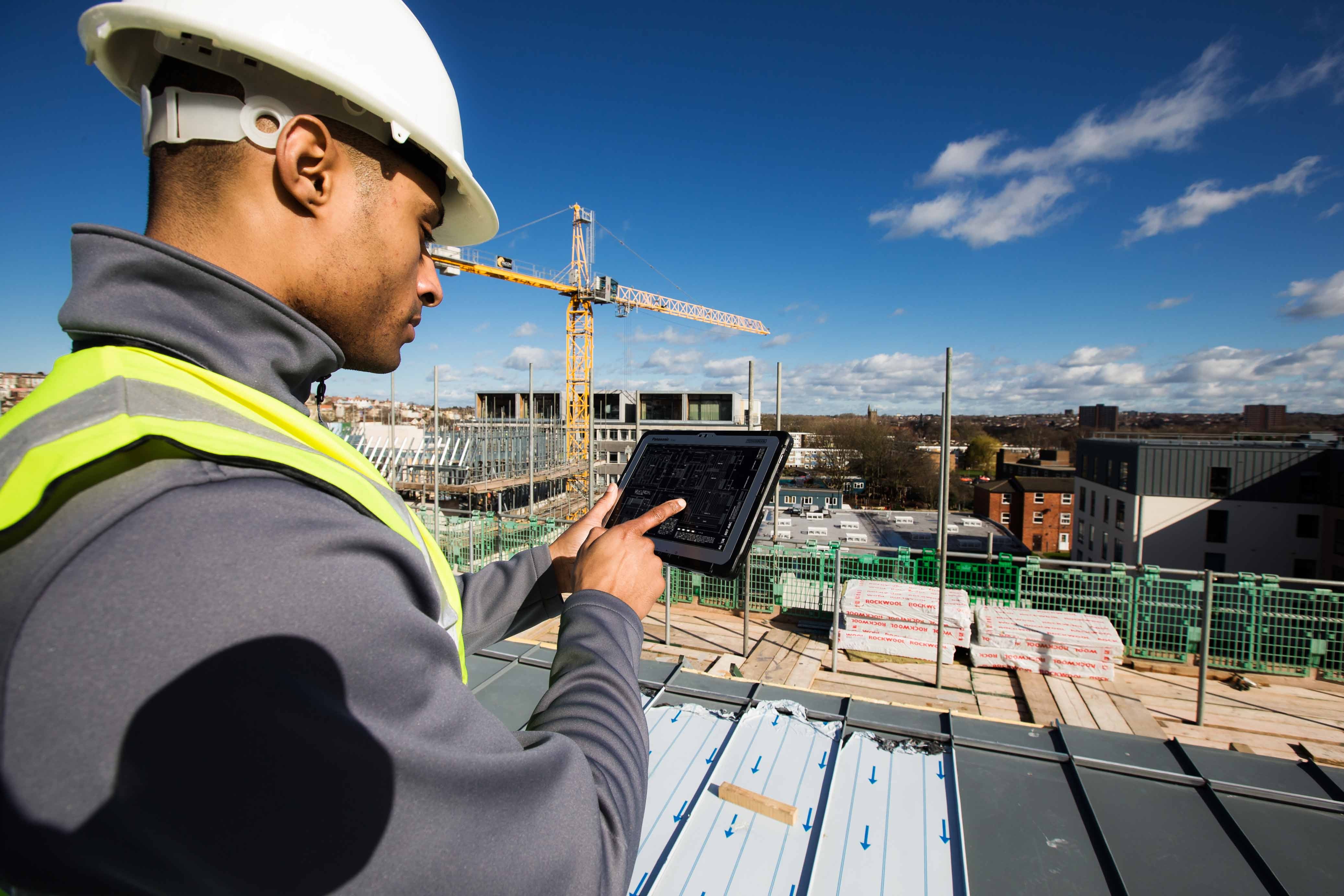 Tablet-Nutzung auf einer Baustelle