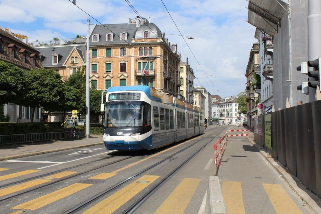 VBZ-Tram auf der Badenerstrasse in Zürich