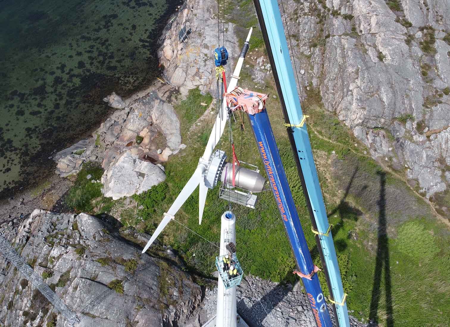 Montage Windturbine aus Holz in Schweden