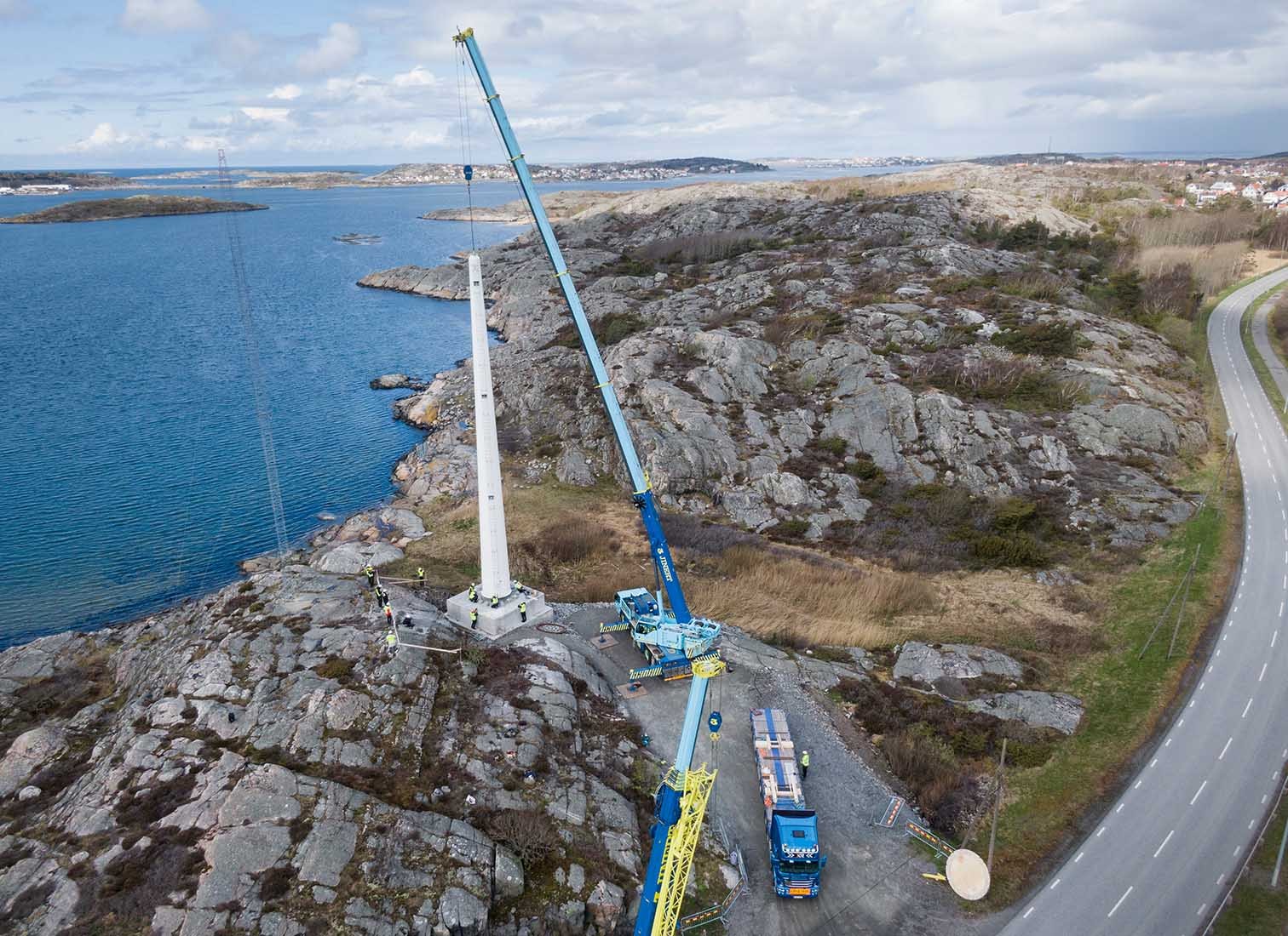 Montage Windturbine aus Holz in Schweden