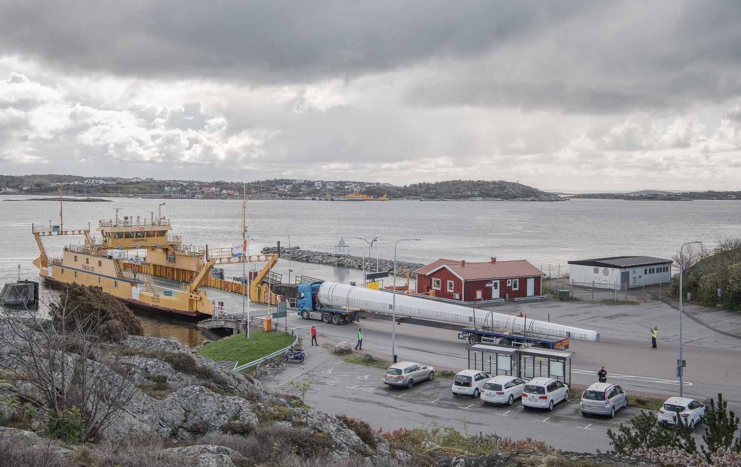 Schiffverladung Windrad aus Holz in Schweden