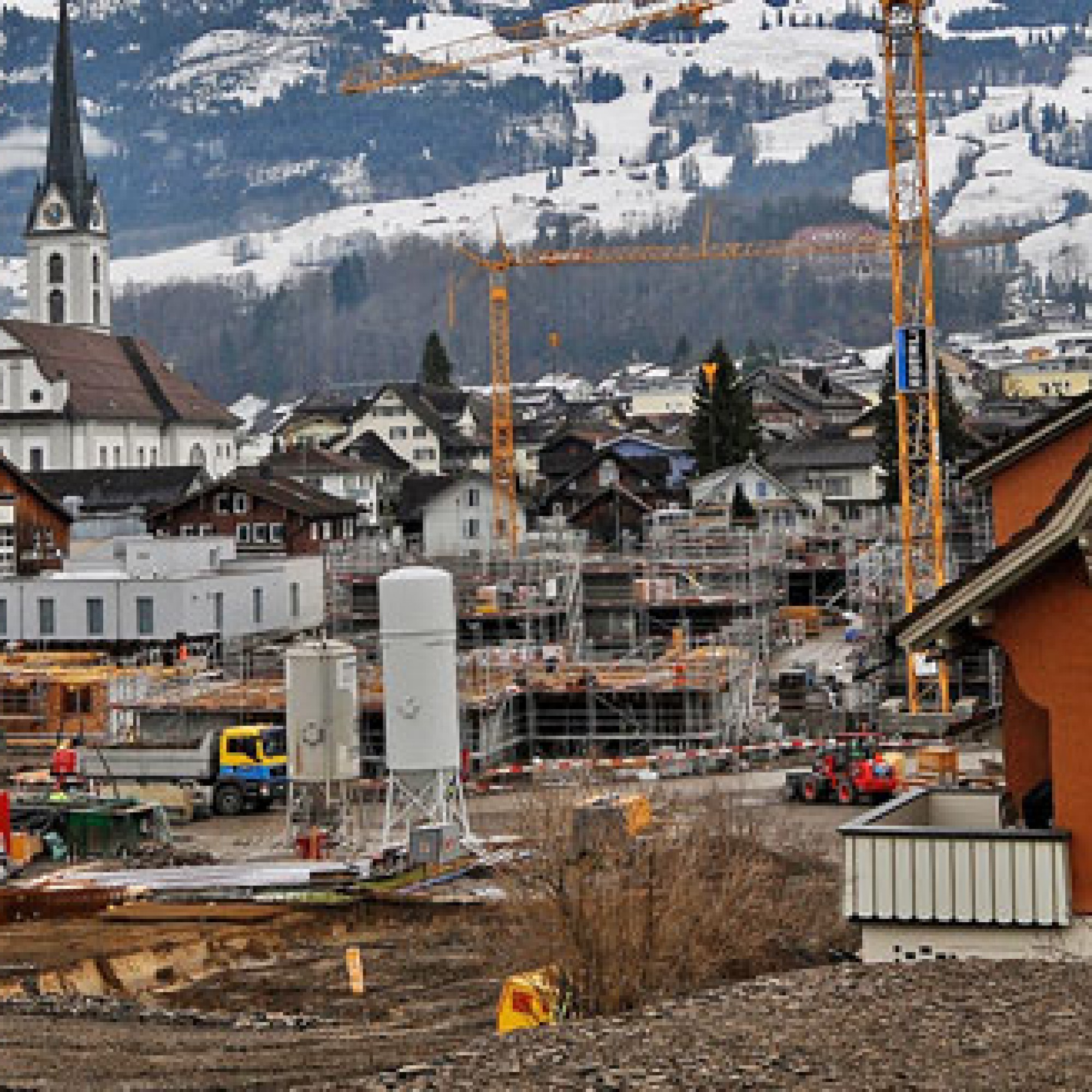 Blick auf die Baustelle der Überbauung "Wijermatt" in Kerns OW: Neubauten nach den anerkannten Regeln der Baukunst gelten heute als wenig radonanfällig. Bei Bestandesbauten wie dem typischen roten Wohnhaus schafft nur eine verlässliche Messung Klarheit üb