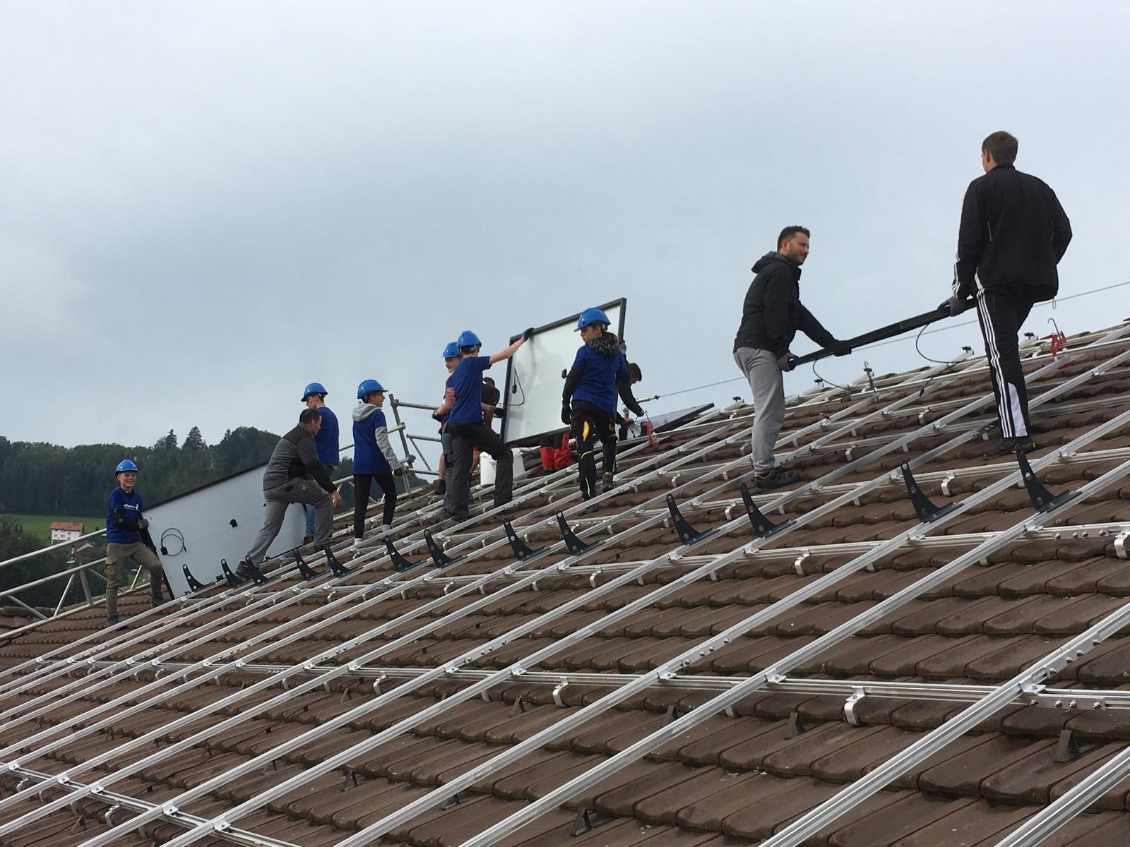 Schüler helfen bei Bau von Solaranlage