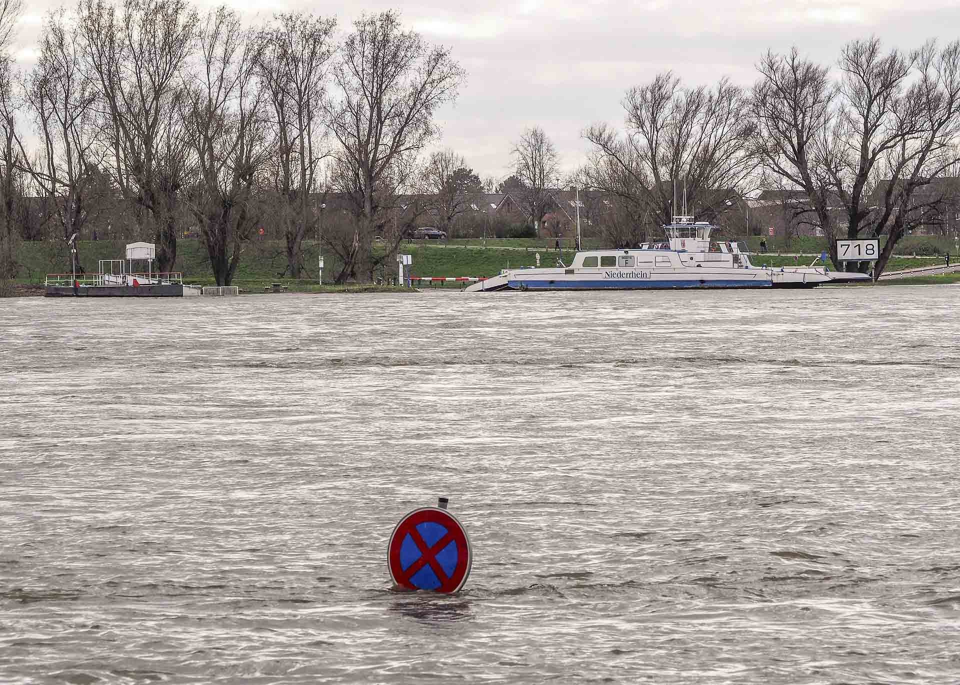 Strassenschild im See