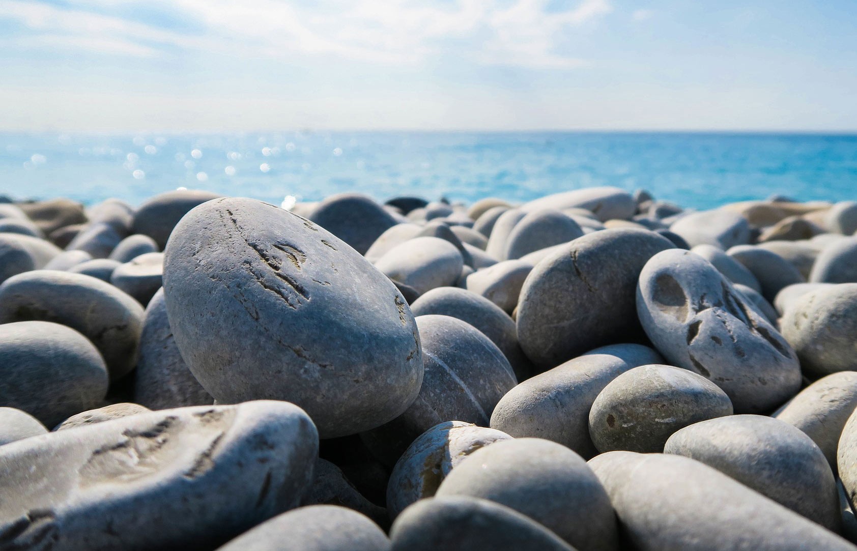 Kieselsteine am Meer