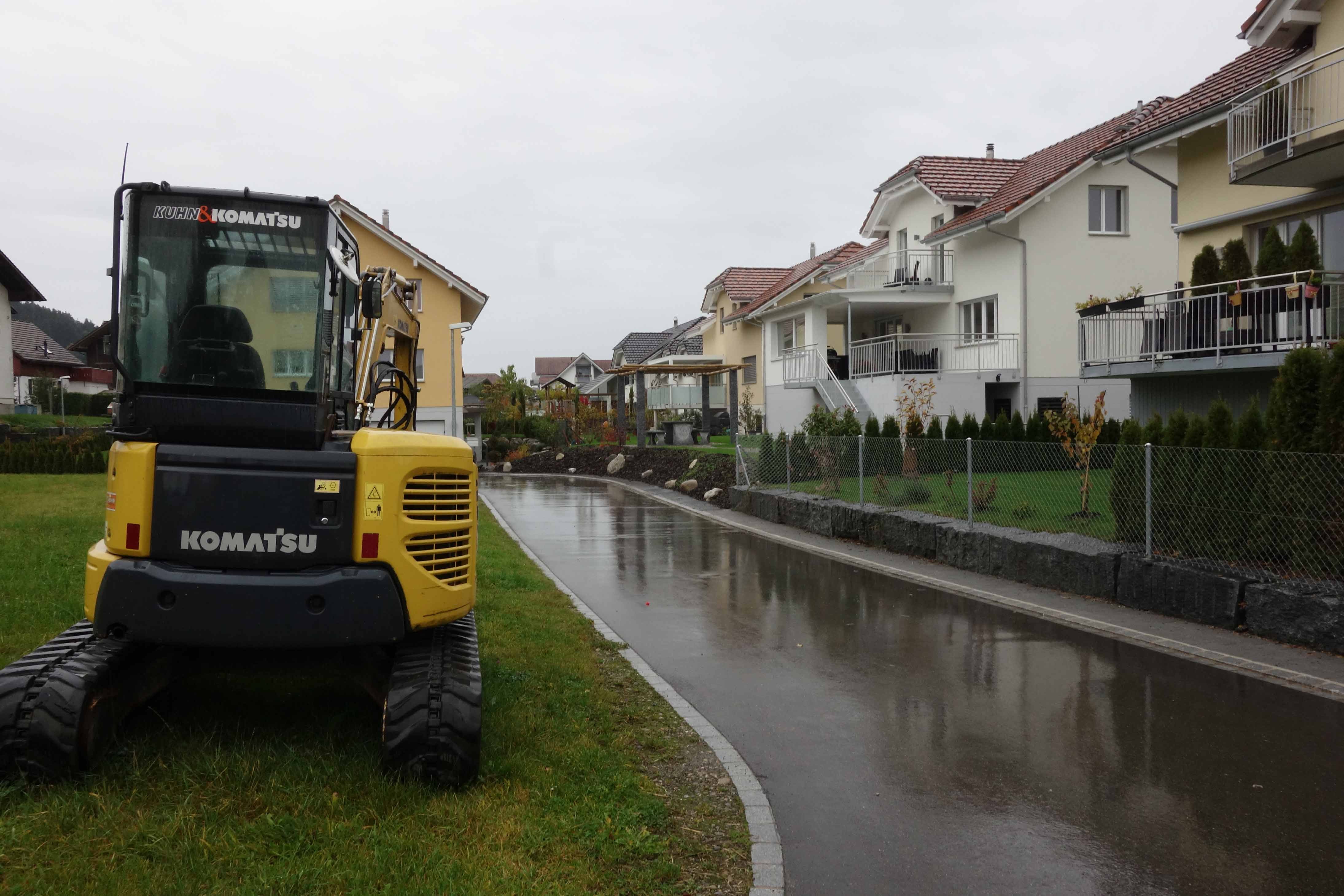 Komatsu-Bagger vor Einfamilienhäusern