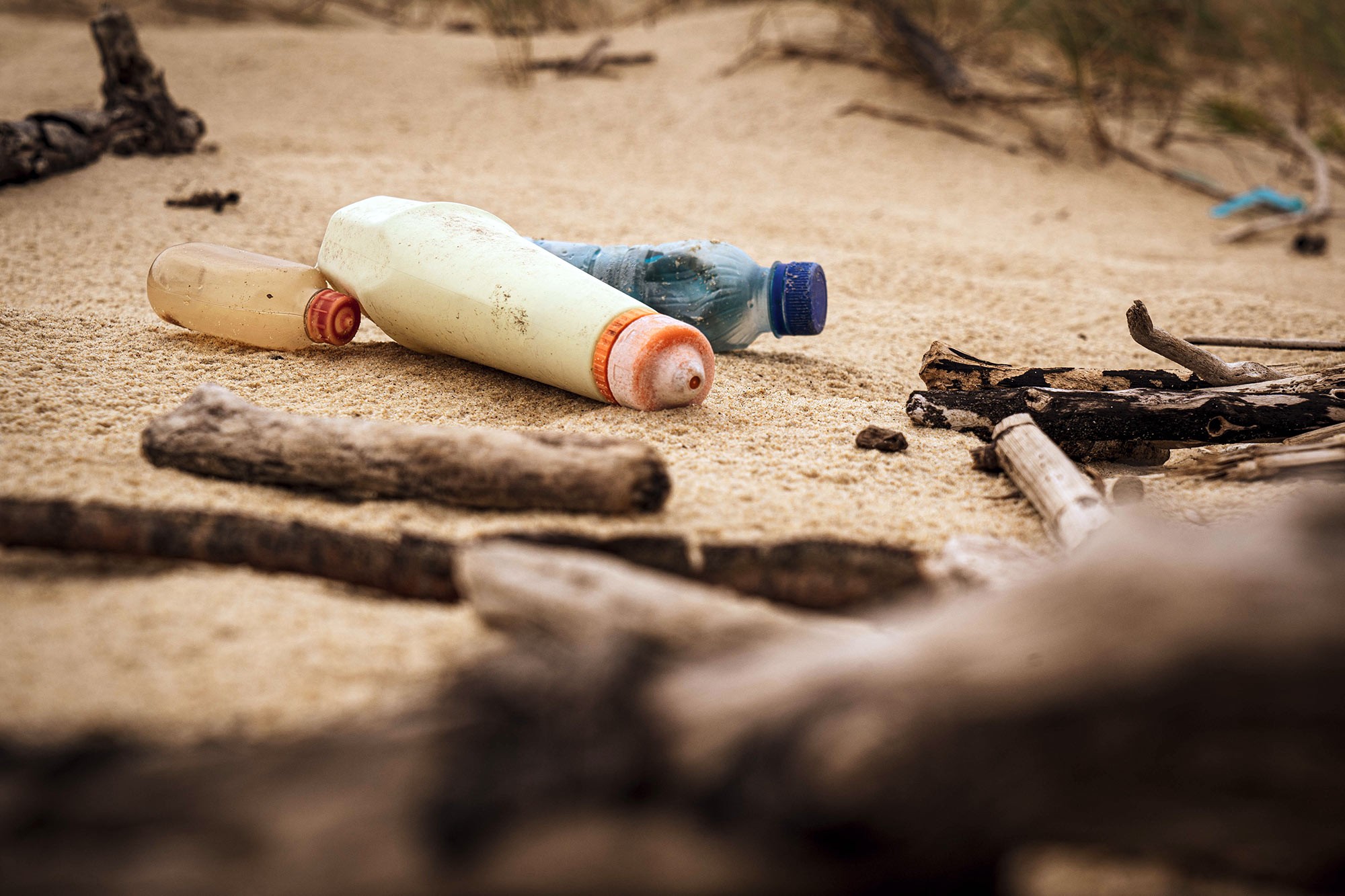 Plastikabfälle am Strand (Symbolbild)