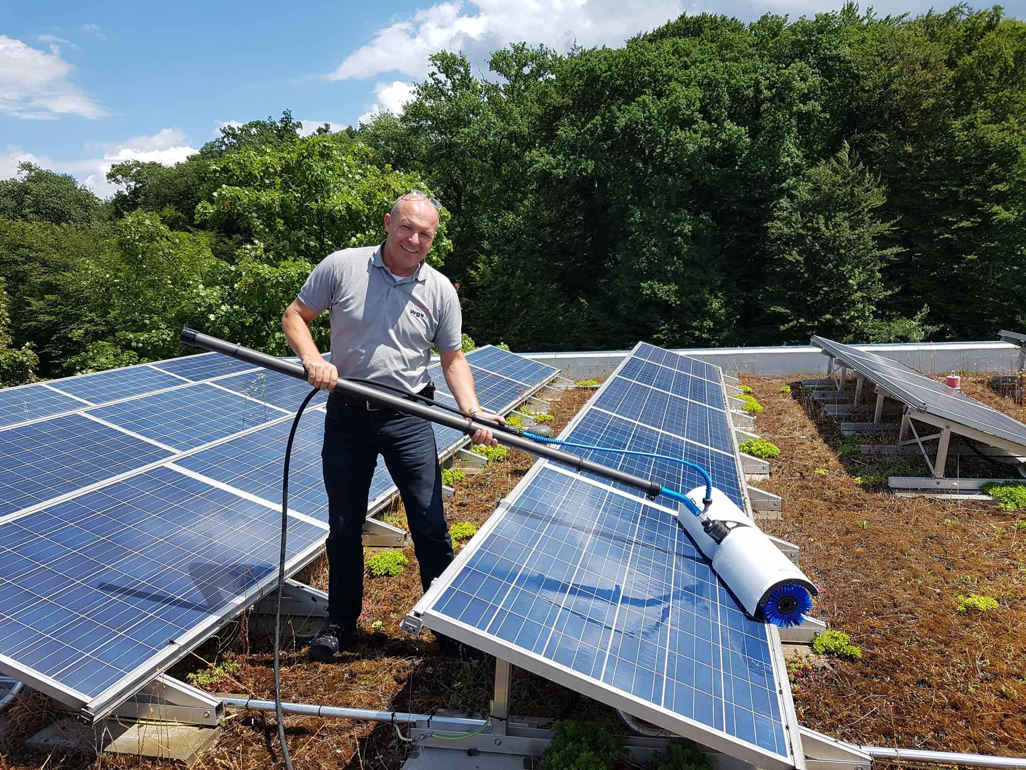 Solarzellenreinigung auf Dach