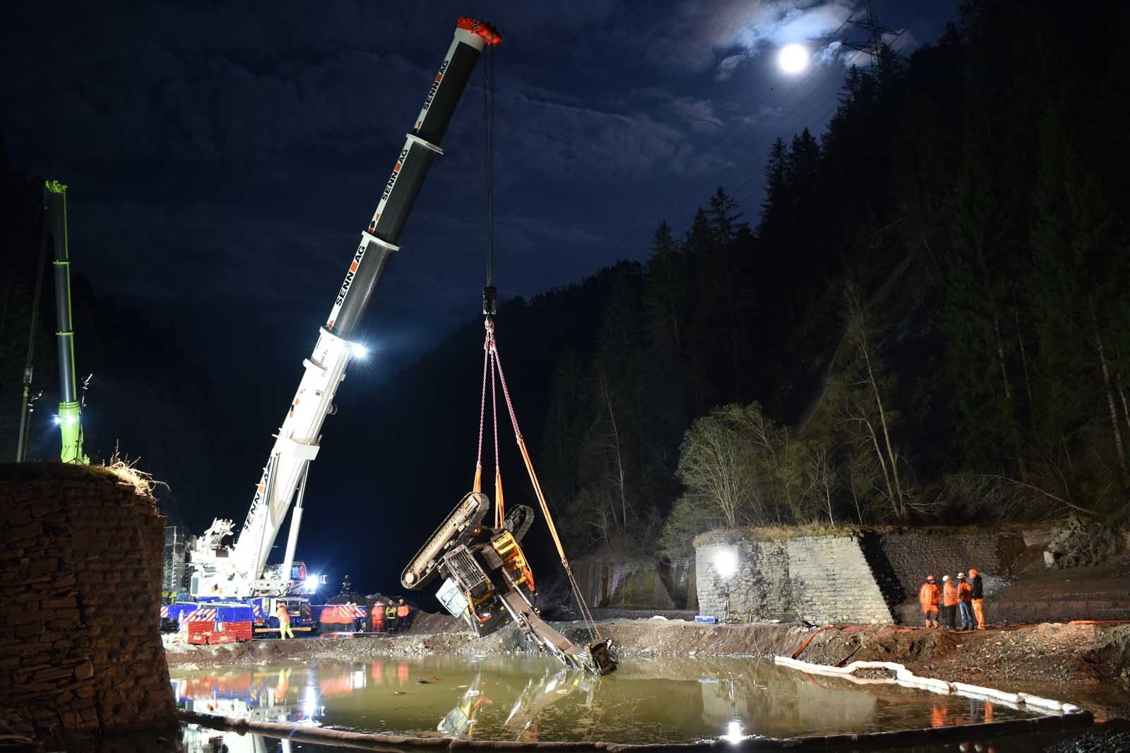 Bergung von Bagger in Alvaschein