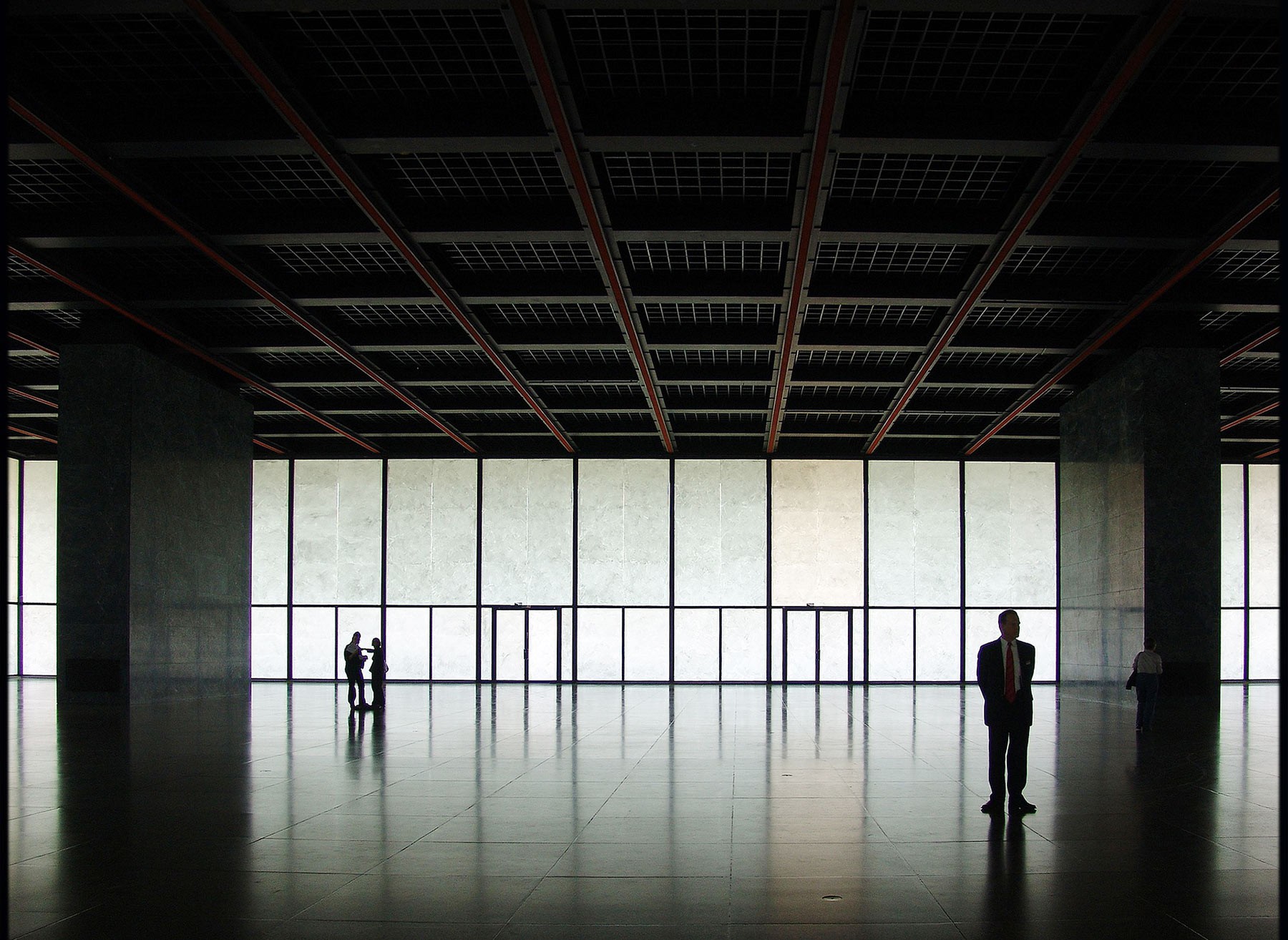 Innenraum der Neuen Nationalgalerie in Berlin