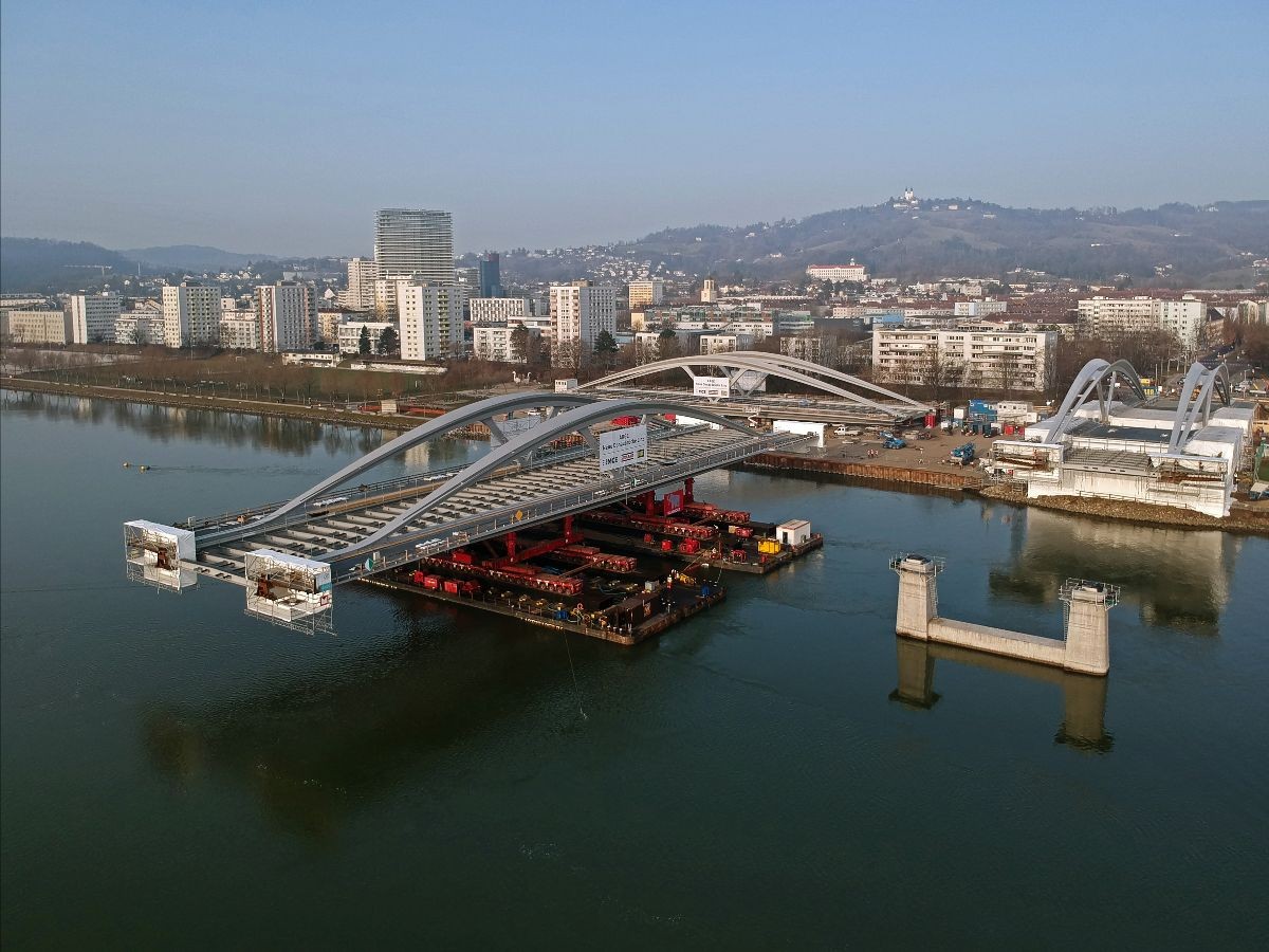 Einschwimmung der Tragwerke für neue Donau-Brücke