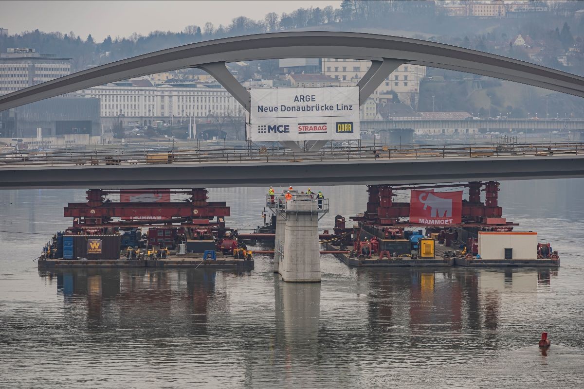 Einschwimmung der Tragwerke für neue Donaubrücke